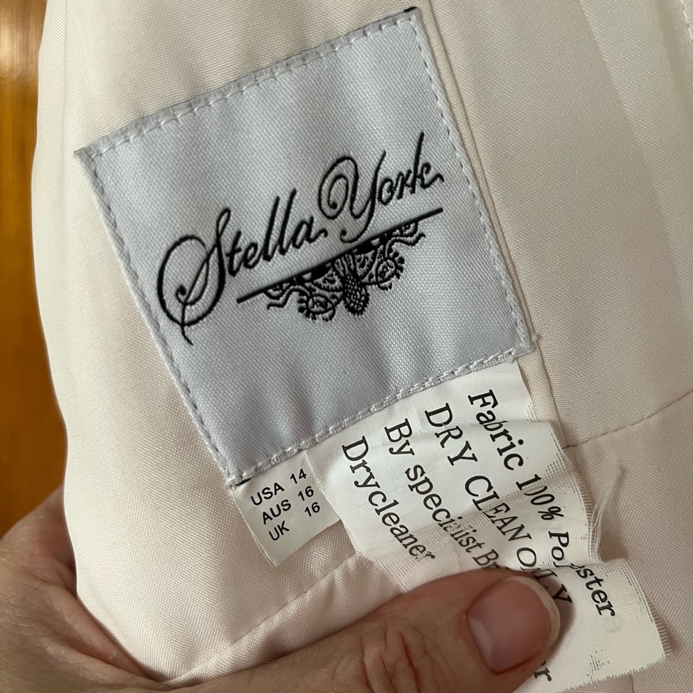 A brand new  ivory blush withoverlay Stella York wedding dress size 14